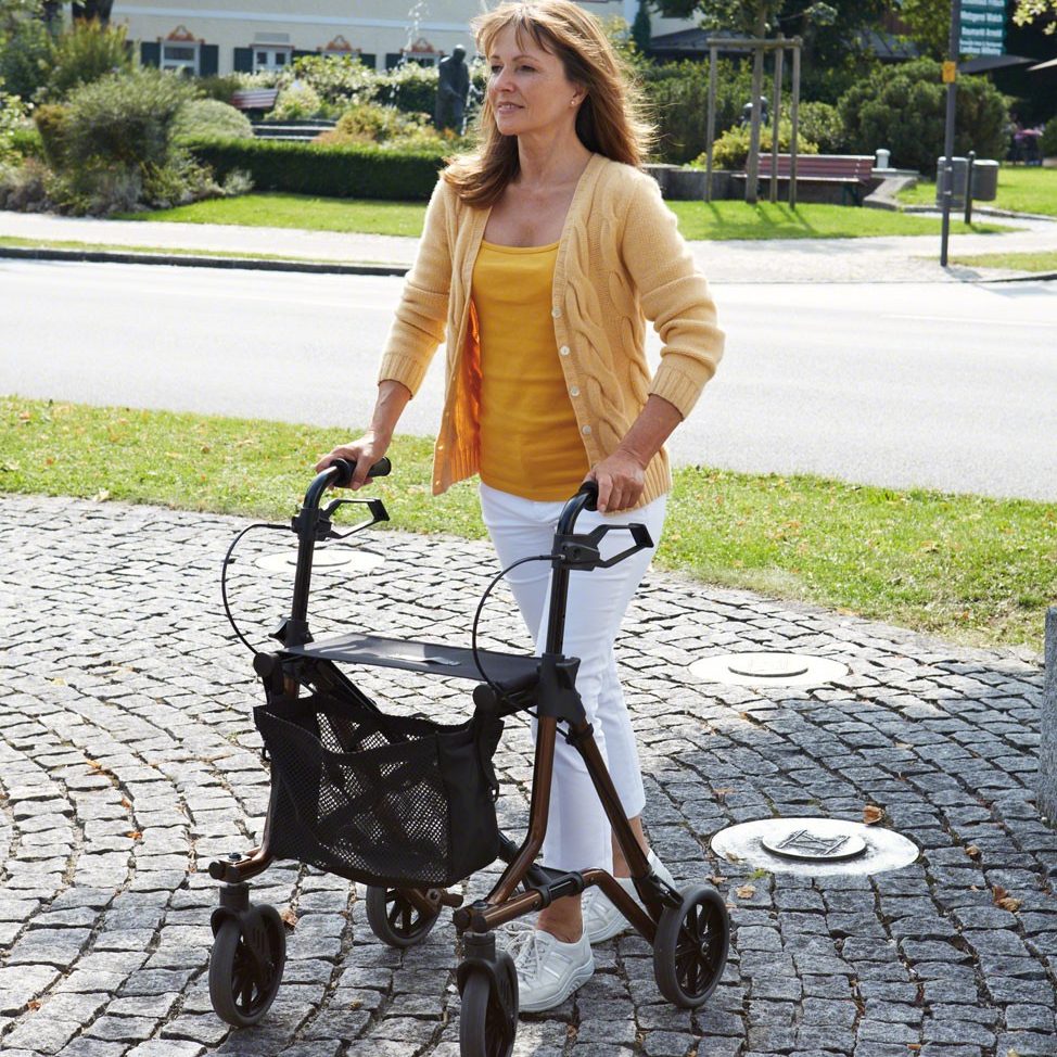 Frau mit Rollator