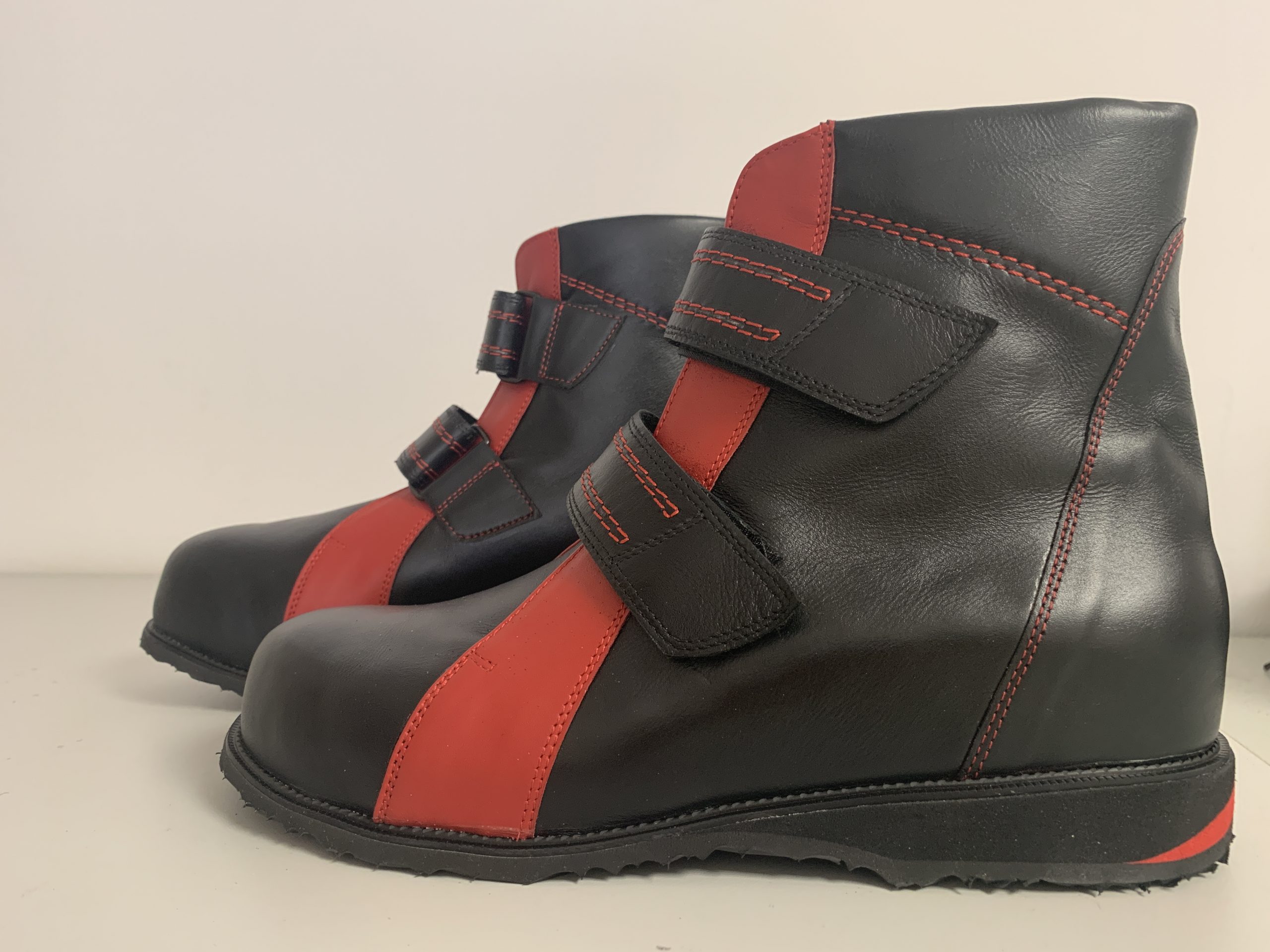 leichte Orthopädische Stiefel nach Maß in Schwarz und Rot